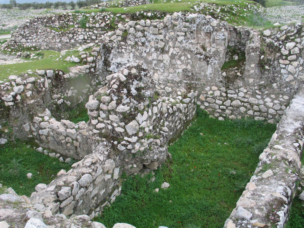 بناهایی در كنار ستون یادمان