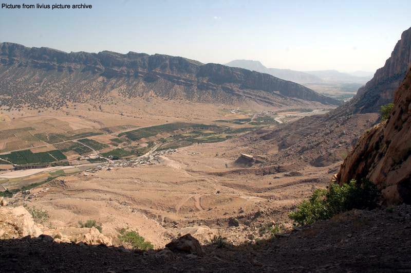 منظره دره زیر پای غار شاپور