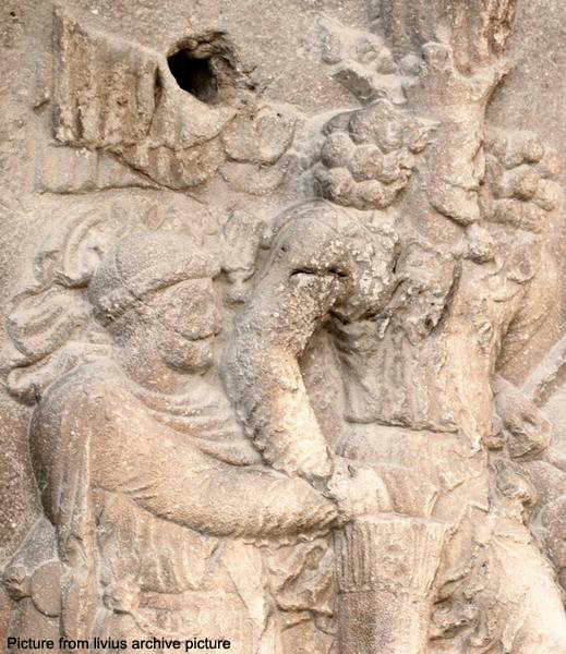 شاپور با دست راست خود فیلیپ عرب امپراتور روم را نگه داشته است 