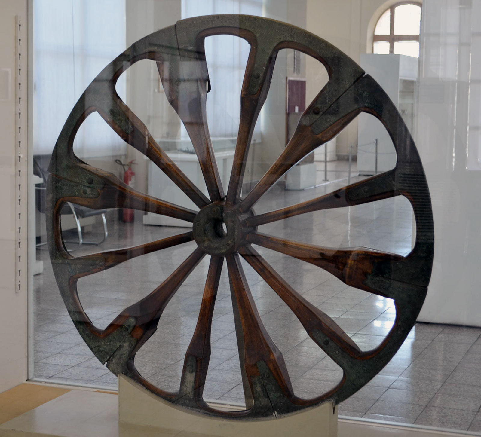 چرخ ارابه ایلامی - چرخ از برنز پره ها از چوب