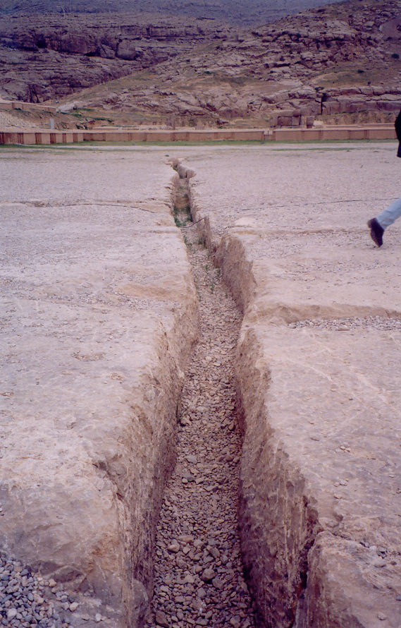 راه آبهای زیرزمینی تخت جمشید