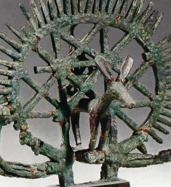 مجسمه برنزی از یک حیوان بارکش به همراه باری که بر پشتش است