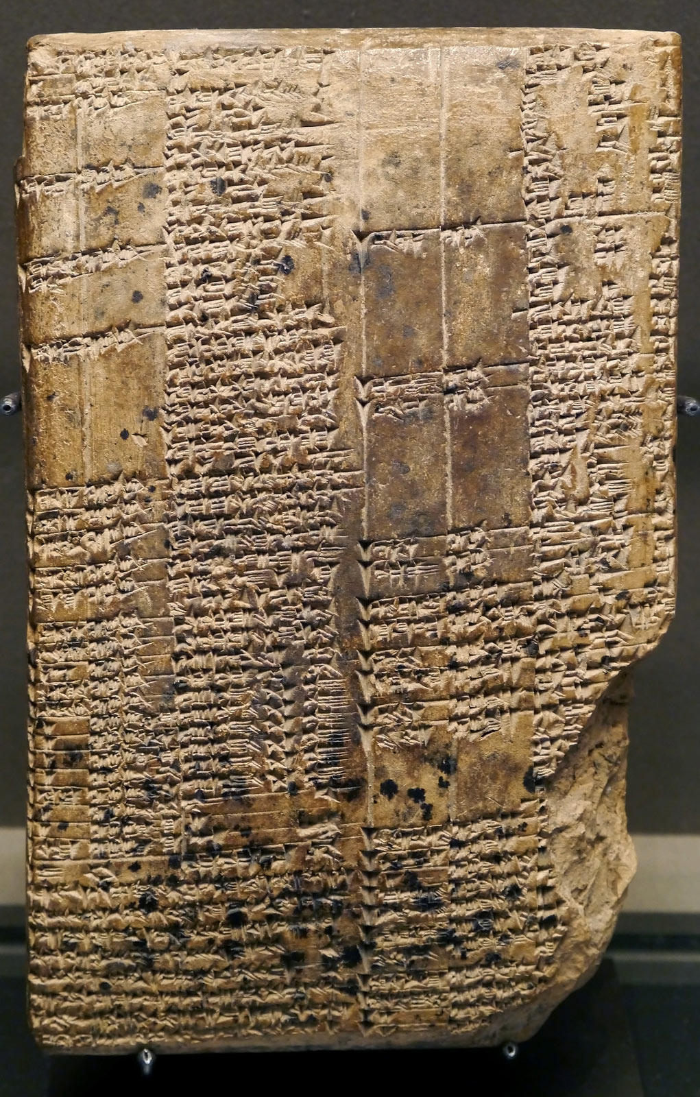 یک لوح گلی با کلمات تخصصی به دو زبان مختلف