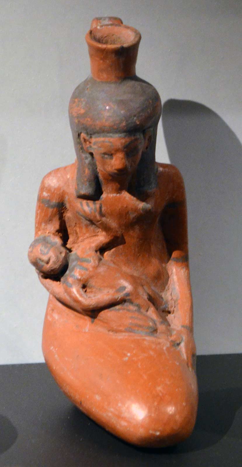 مجسمه زن پسر زا