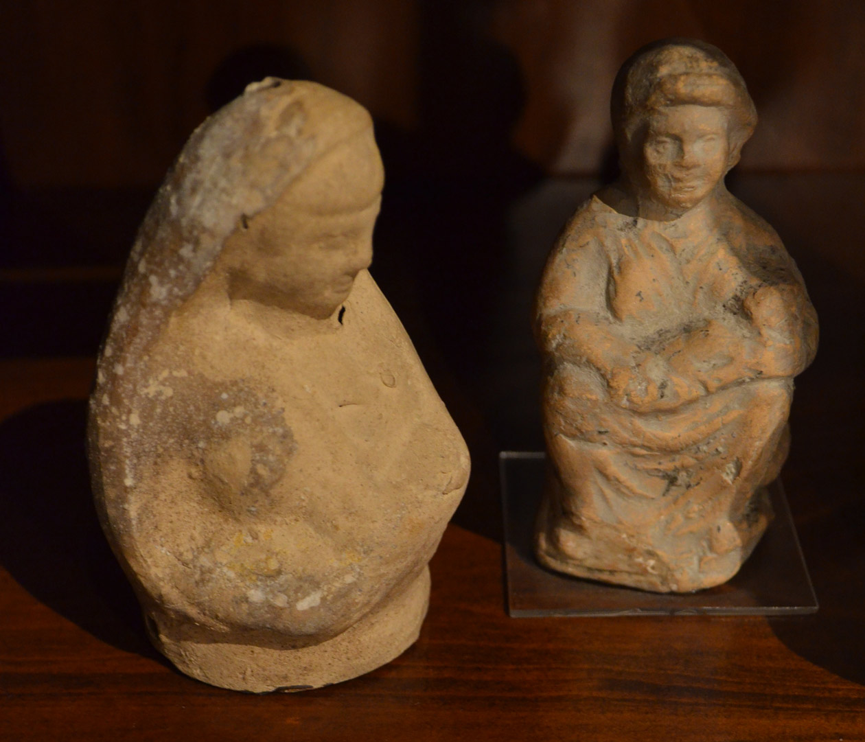 دو مجسمه سفالی از مادرانی که بچه خود را در بغل دارند