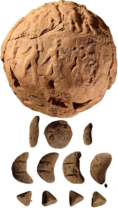 نمونه پاکت کروی مهر شده به همراه یازده ژتون داخل آن- اوروک