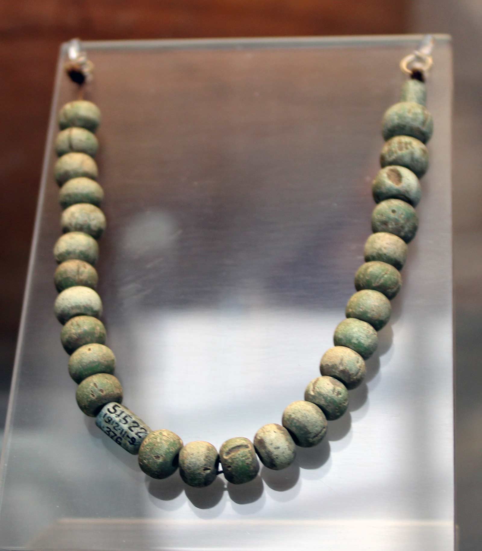 گردن بند با آویزهای سفالی و شیشه ای 