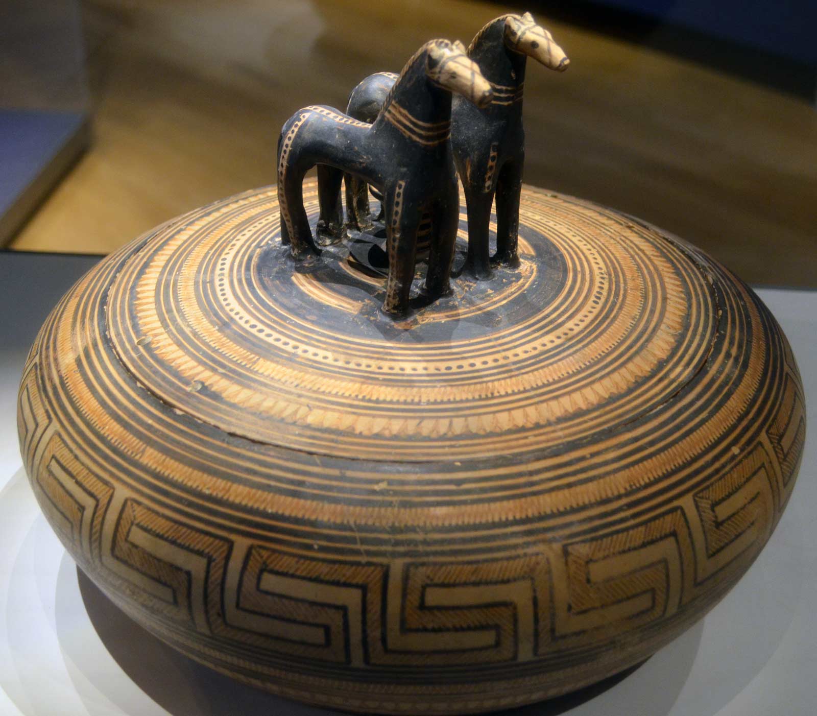 آبکش سفالی با طرح سواستیکا 