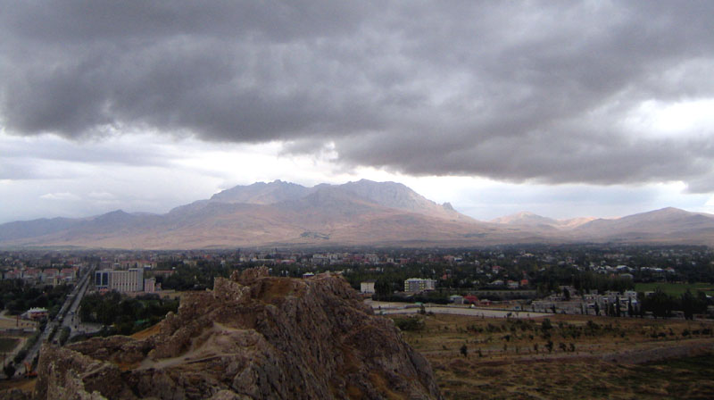 قلعه اورارتویی كنار دریاچه وان 