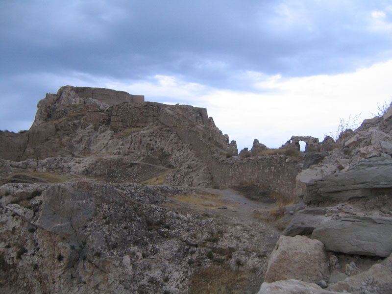 قلعه اورارتویی كنار دریاچه وان 