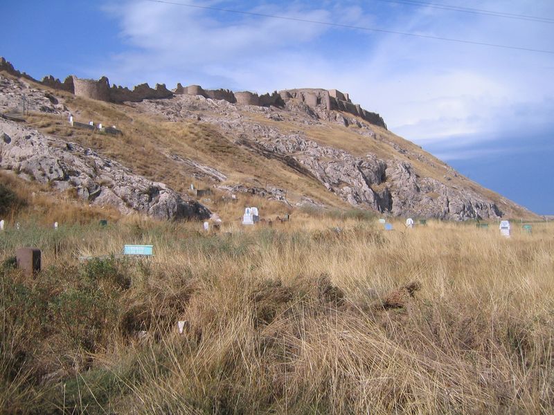 قلعه اورارتویی كنار دریاچه وان 