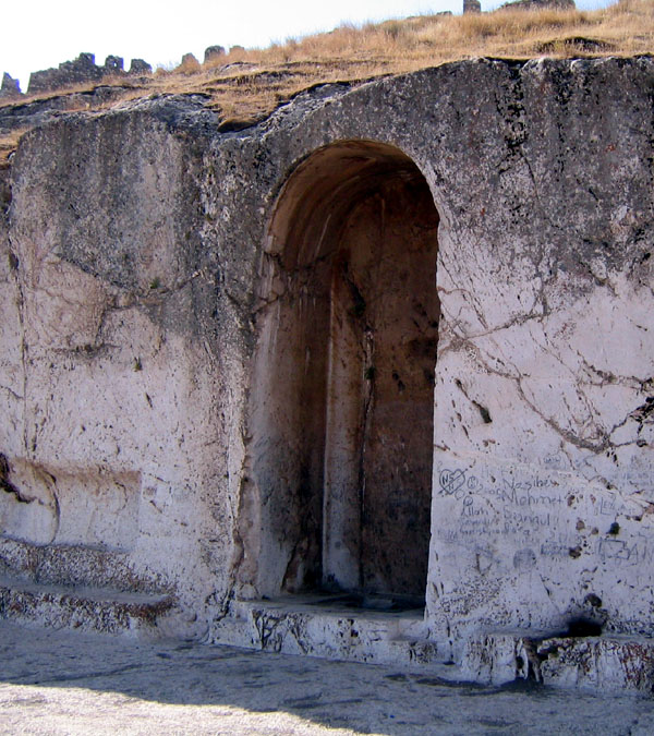 قلعه اورارتویی كنار دریاچه وان 