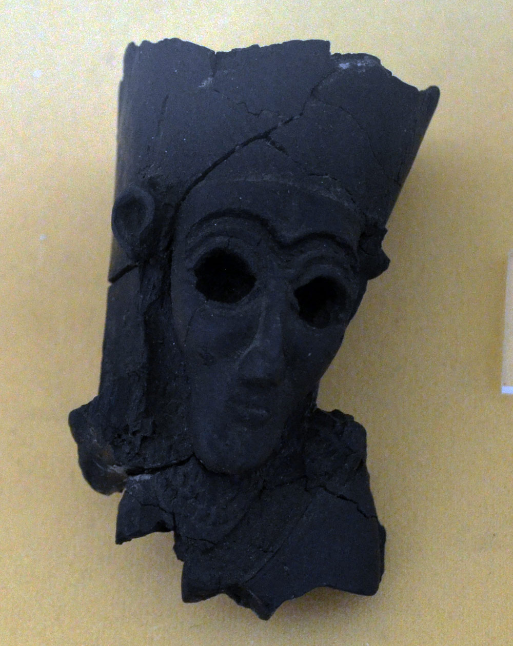 سرهای سوخته پیکره از جنس عاج – حسنلو