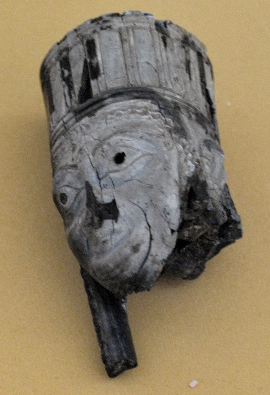 سرهای سوخته پیکره از جنس عاج – حسنلو