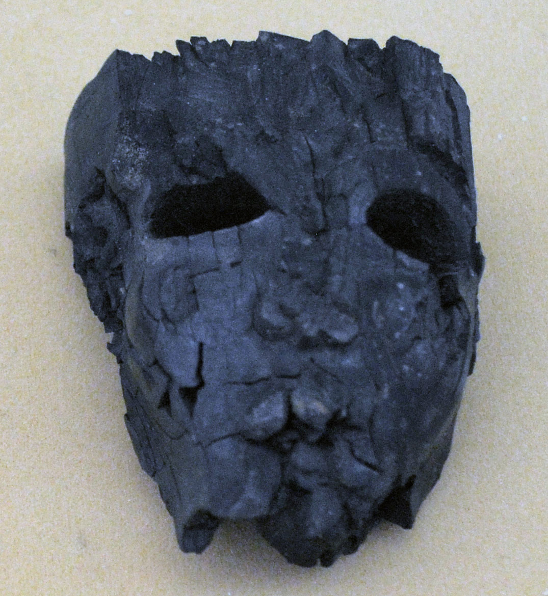 سرهای سوخته پیکره از جنس عاج – حسنلو